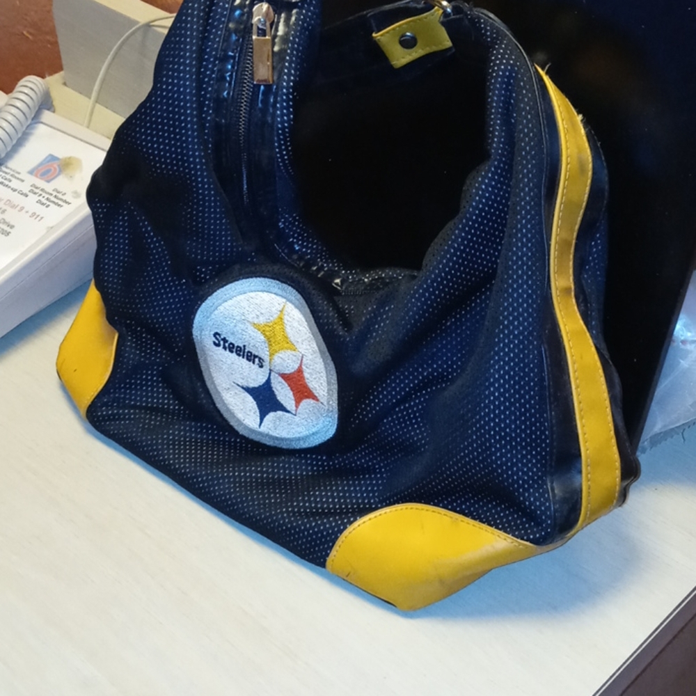 Steelers woman pocketbook